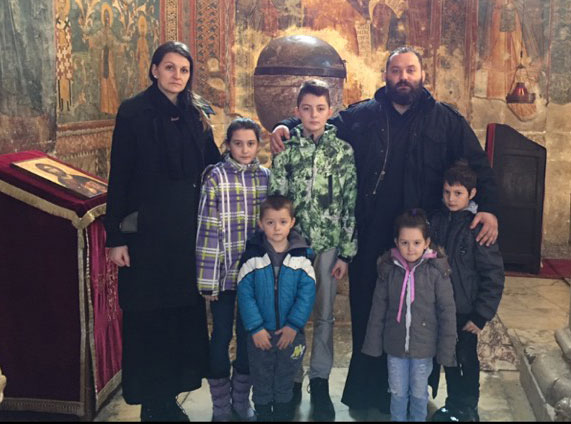 СВЕШТЕНИК ПОСЛЕ НАПАДА АЛБАНАЦА: Урлали су, ударали по колима и претили нам пушком 